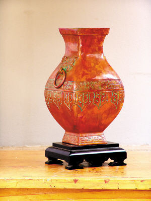 昆明市斑銅廠“鳳紋方壺”。