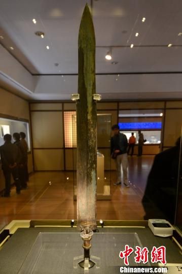 吴王夫差剑通长58.3厘米，身宽5厘米，格宽5.5厘米，茎长9.4厘米。　