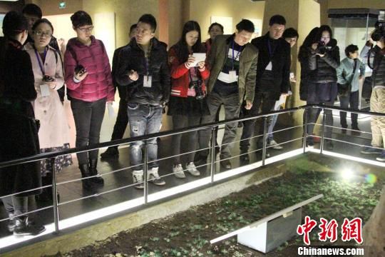 “絲路尋夢?人文陝西”採訪活動走進寶雞青銅器博物院。　記者 田進　攝