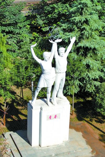 时代符号。有28年历史的青春雕塑，是郑州市街头最早的雕塑之一，有着那个年代的鲜明特征。