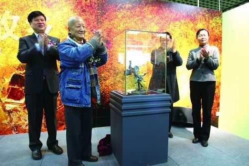贾跃明、吴新智、孙文盛、陈小宁（从左到右）为赫氏近鸟龙雕塑揭幕。