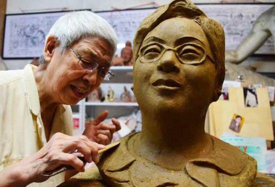 雕塑家闫玉敏正在创作作家石楠塑像。（摄于2011年9月14日 刘兵生 摄）
