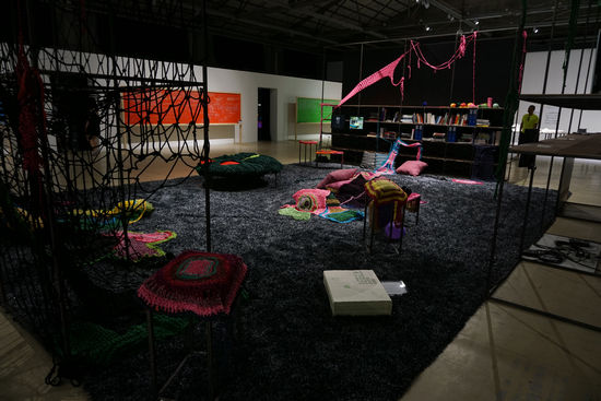 工作人员会邀请观众脱掉鞋子进入美国艺术家希拉·佩佩的作品《为了人民》。在这件作品中，参与带来“体验”，未参与只是“观摩”，两者带来截然不同的艺术效果。
