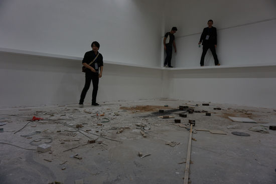 台湾艺术家赖志胜的作品《边界》布满装修后杂乱的废弃物，他说：“空间中遗留下的是生产痕迹，这种痕迹是我们原来不需要的，是一种反方向的参与。”