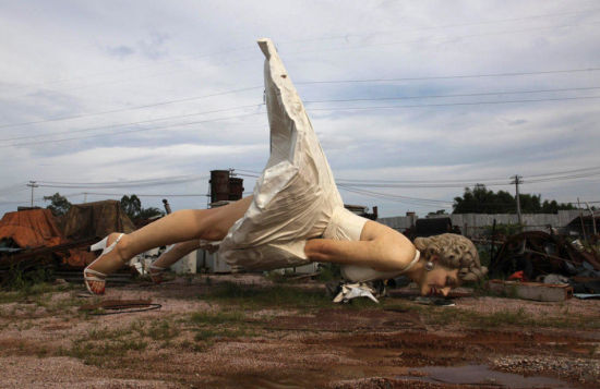 在街头矗立6月多月后，这尊巨型玛丽莲·梦露雕像于近日被拆除，并被运至一处垃圾处理站。此前，商家表示，推出梦露雕像旨在凸显其国际级经营理念以及打造当地地标性建筑的雄心。