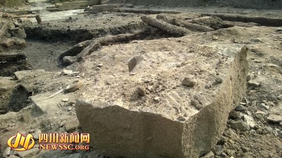 成都市体育中心考古现场发现的石雕残体