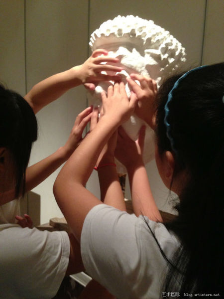 2013年杭州图书馆举办的李秀勤《触点：触摸艺术传递能量 李秀勤触觉凹凸20年》展览  现场，盲人触摸雕塑。