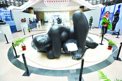市民在武汉博物馆观看沃尔蒂的雕塑作品 记者彭年 摄