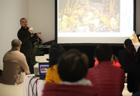 中国美术学院博士生导师孔国桥教授在艺术沙龙上与观众分享中西方艺术价值观