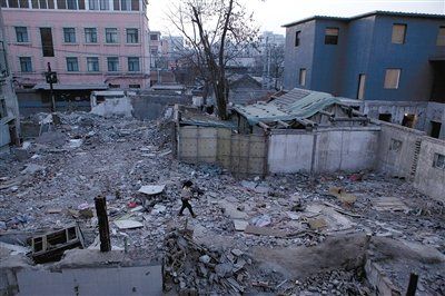 昨日，一名小女孩从废墟上走过。位于东城区北总布胡同24号院的“梁林故居”已被拆除。本报记者 孙纯霞 摄