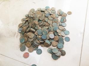 三亞崖城鎮發現的清末民初的古錢幣。本報記者 黃媛艷 攝