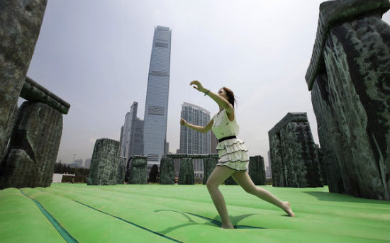 亵渎(2012)，英国艺术家杰瑞米·戴乐(Jeremy Deller)的尺寸充气雕塑版巨石阵在香港展出。