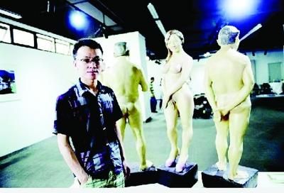 孙德迎同学和他的裸体雕塑作品。