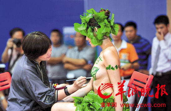 广州茶博会现女裸模：画师在其上身画茶叶图案_业界聚焦_新浪收藏_新浪网