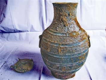 出土的青銅鼎和青銅壺