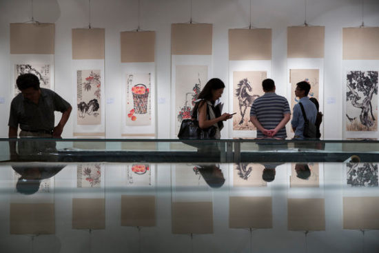 保利国际拍卖公司在北京举行的一场预展，参观者正在看中国传统书画。保利国际拍卖是350家专业艺术拍卖行中最大的之一。