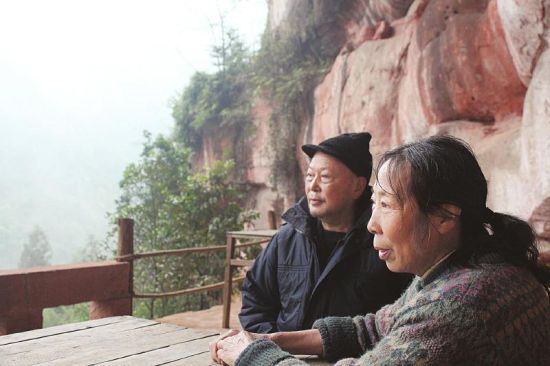 劉朝永、亢光清夫妻在空閒時總愛望著遠山敘家常。