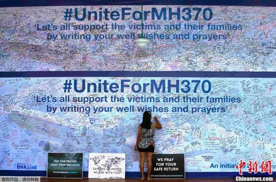 3月19日，马来西亚八打灵再也(Petaling Jaya)，民众在签名板上签名为马航MH370祈福。