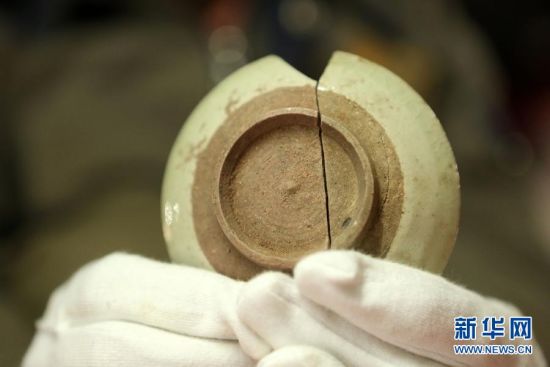 重庆市大足区宝顶山千手观音造像“暗格”新发现的瓷器残片（右侧），可与之前发现的一件瓷器残片（左侧）拼接为一个较完整的瓷碗（5月16日摄）。-图片版权归原作者所有