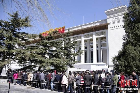 资料图：位于北京的中国国家博物馆前，等待参观的观众排起长龙。九州 摄 图片来源：CNSPHOTO 