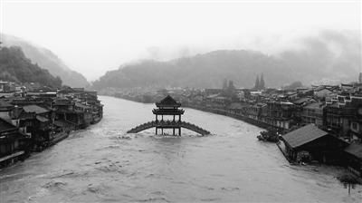 15日，凤凰古城景观之一的“雪桥”在洪水中。-图片版权归原作者所有