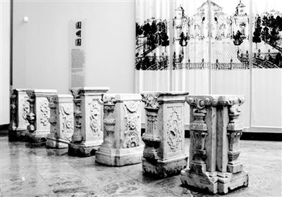 展览大厅里的7件“即将回家”的圆明园石柱基。