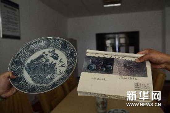　8月20日，贵州省台江县警方向记者展示扣押物品，与2001年警方拍摄的原始卷宗照片作对比。