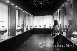 昨日，一位市民在广州普公汉代陶瓷博物馆参观。