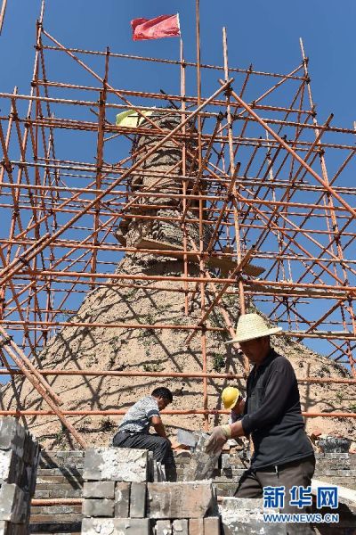 8月25日，工人在修缮山西祁县文峰塔。