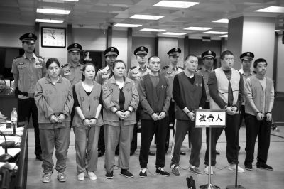 7名犯罪嫌疑人受审。京华时报记者蒲东峰摄