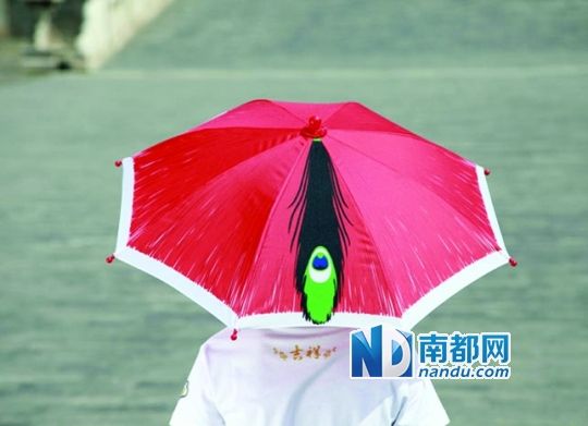 北京故宫博物院推出的故宫顶戴花翎官帽伞