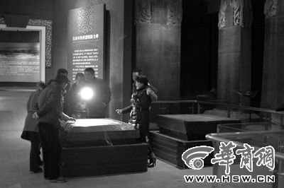 1月4日，昭陵博物馆内，国家一级文物尉迟敬德的墓志受到众多文物爱好者的关注 华商报记者 佘樱 摄