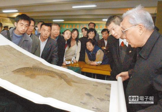 南京博物院书画鉴定专家为市民鉴定古画。（新华社资料照片）