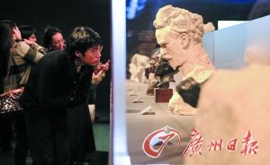 中国国家博物馆的“永远的思想者——罗丹雕塑回顾展”吸引了大量观众前去参观。（此图由CFP提供）