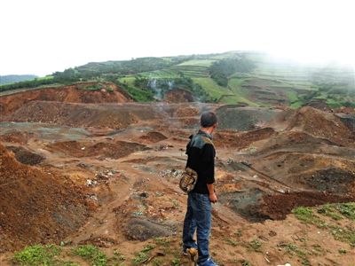 在四川省美姑县，山里人为了寻找玛瑙挖了大量的深坑，土地大面积塌陷，植被消失。A20-A21版摄影 新京报记者 贾鹏