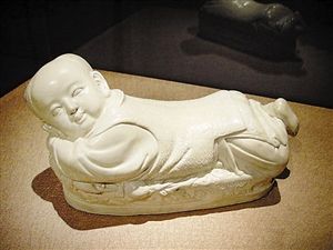 台北故宫藏定窑孩儿枕。（资料图片）