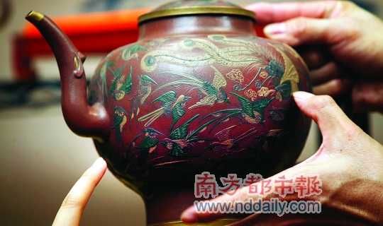 8月30日，佛山首届中国茶文化节上展出的“百鸟朝凤”紫砂壶。南都记者张明术 摄
