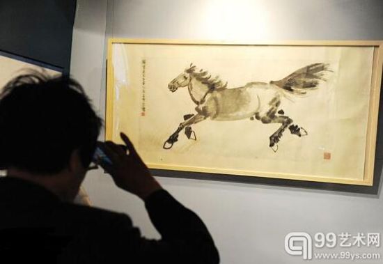 2013年5月4日，参观者在上海邮政博物馆参观徐悲鸿真迹作品《赠陶麟书》。