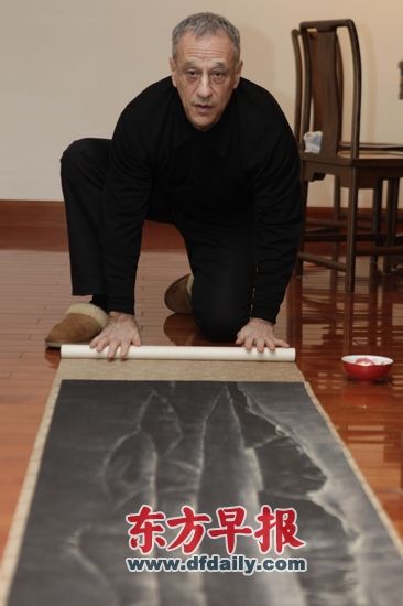 郭莱德在上海的寓所里展示收藏的木心作品《黑色岛屿》，这幅作品创作于1979年，长4米，是木心作品中十分罕见的大尺幅创作。因为木心创作时身在狱中，熟悉他的人都弄不明白，在那样的环境中，木心是怎么弄到创作材料的。高剑平 图