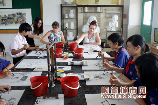 英国老师在顺德学国画体验中国文化_中国书画