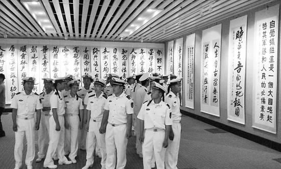 7月12日~7月18日，“甲午一百二十年祭”书法展在威海美术馆举办。图为海军官兵正在参观展览。 图片由张飙提供 