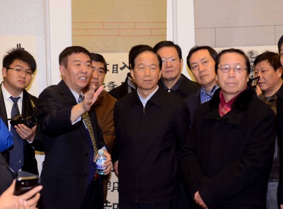中韩代表团成员参观画展