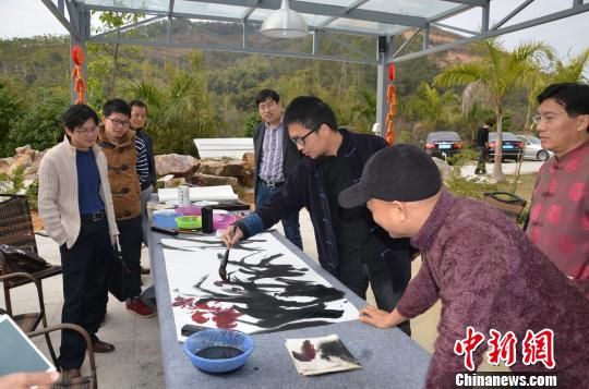 图为青年画家陈木弟在惠州市集合山庄创作。　宋秀杰　摄