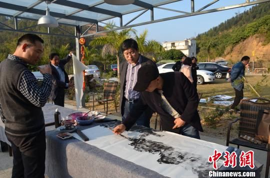 图为惠州市青年画家在惠州市集合山庄创作。　宋秀杰　摄