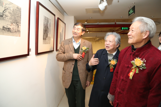 画家邢庚带着著名画家姚志华 郭公达欣赏自己的画作