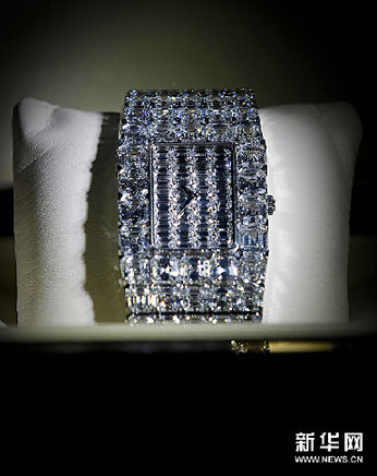 9月7日，一枚价值7680万港元、镶有186颗祖母绿宝石、宝石总重达160克拉的高级珠宝腕表在展览中展出。新华网图片 吕小炜 摄