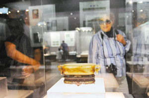 外国游客观赏玉器展记者 张宇明 摄