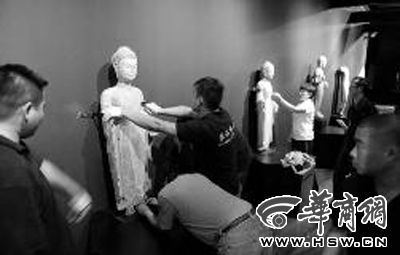昨日下午，陝西曆史博物館東展館，工作人員佈置來陝展出的佛像精品本報記者趙彬攝