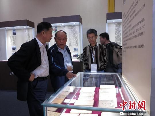 中华全国集邮联合会副会长刘佳维（左一）与书信藏家仇润喜（左二）在展览现场 何俊波 摄