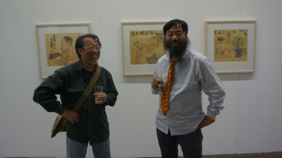 李津和沈嘉蔚（左）在展览现场